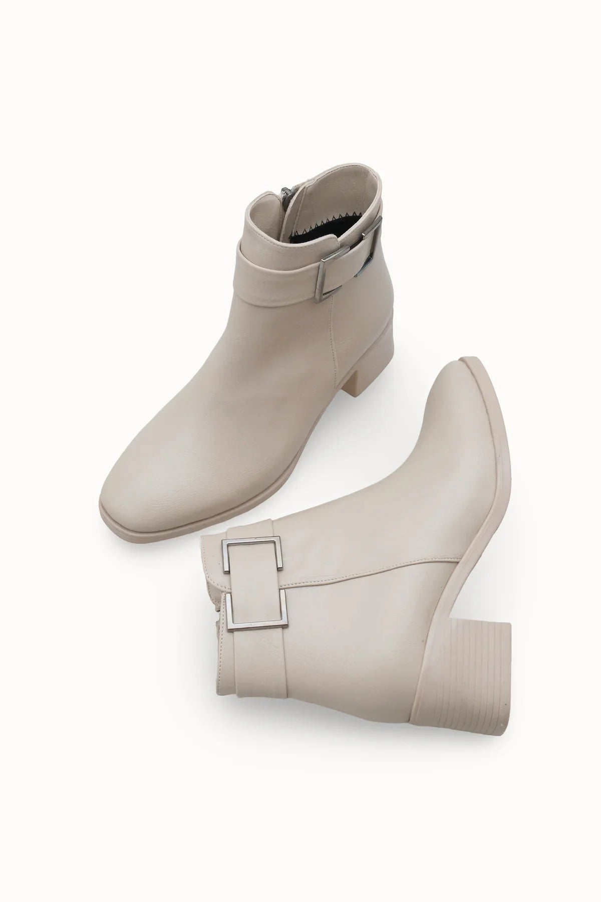 Loventino Iohdris Kadın Bot 0012604 Ten Cilt, şık tasarımı ve kaliteli deri yapısıyla lüks bir görünüm sunmaktadır.