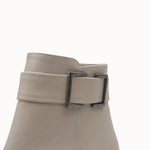 Riccon markalı Loventino Iohdris Kadın Bot 0012604 Ten Cilt, modern detaylarıyla dikkat çeken zarif bir ayakkabı modelidir.