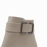 Riccon markalı Loventino Iohdris Kadın Bot 0012604 Ten Cilt, modern detaylarıyla dikkat çeken zarif bir ayakkabı modelidir.