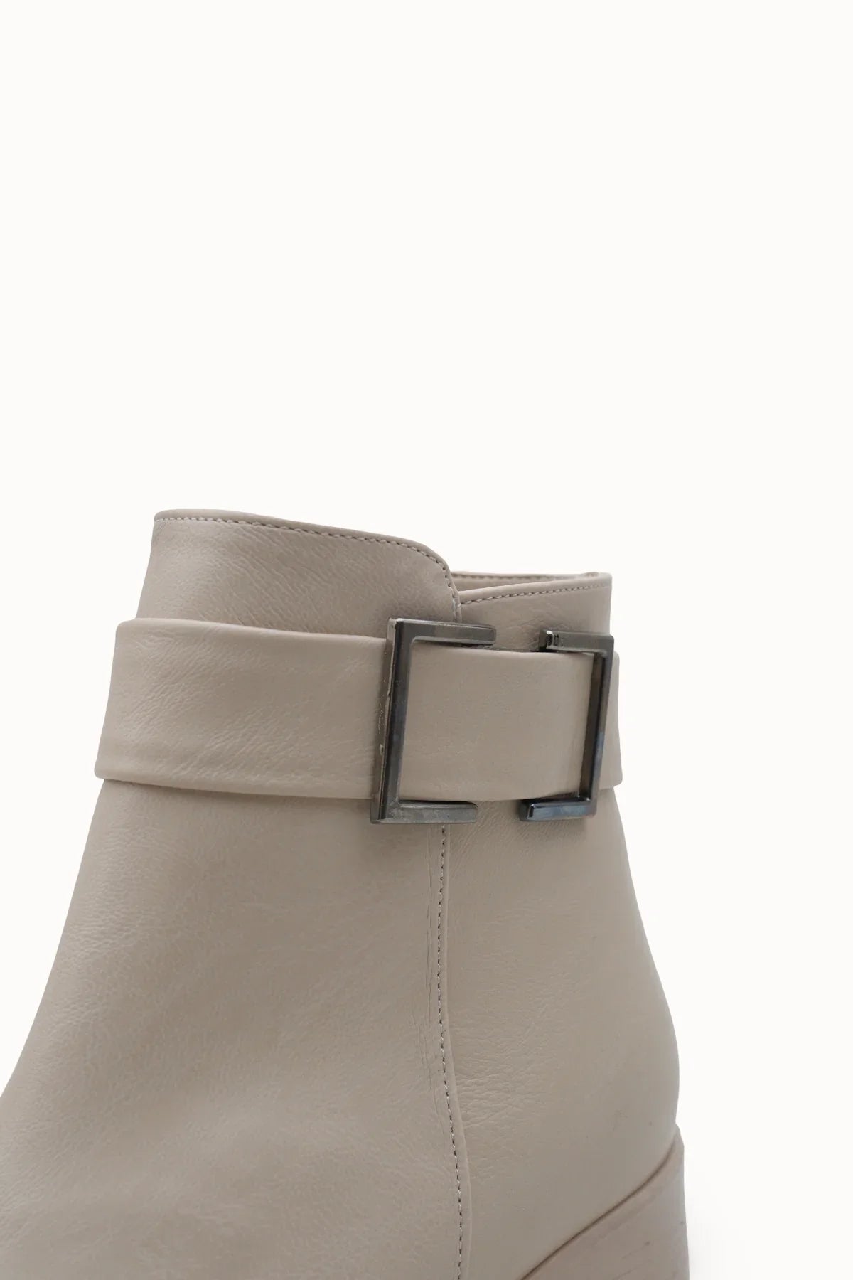 Riccon markalı Loventino Iohdris Kadın Bot 0012604 Ten Cilt, modern detaylarıyla dikkat çeken zarif bir ayakkabı modelidir.