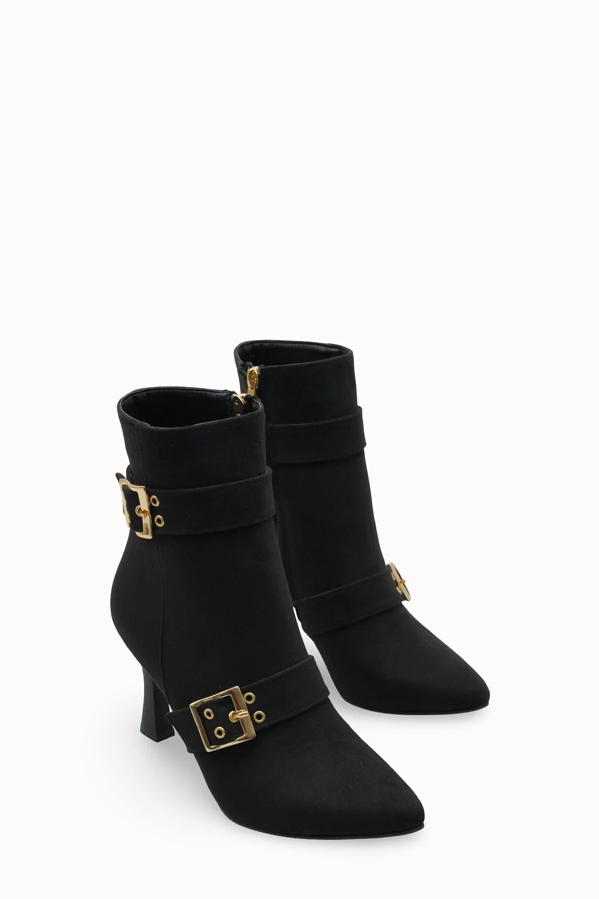 Loventino Olytheris Kadın Topuklu Sivri Burun Bot - 00128505 Siyah Süet şık ve zarif görünümünü tamamlayan detaylı bir fotoğraf.