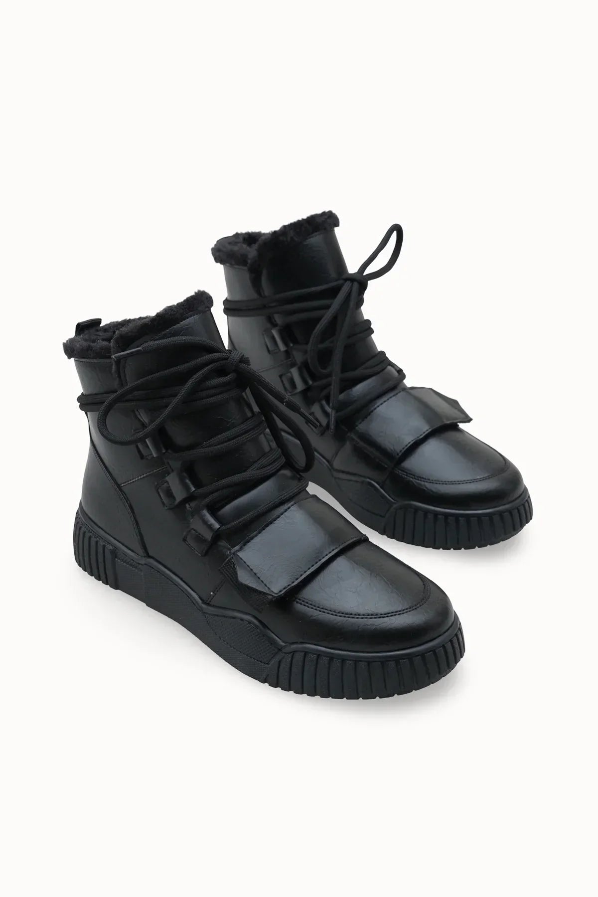 Loventino Pyriseth Kadın İçi Kürklü Sneaker Bot 0012711 Mat Siyah Rugan - şık ve konforlu tasarım, lüks detaylarla.