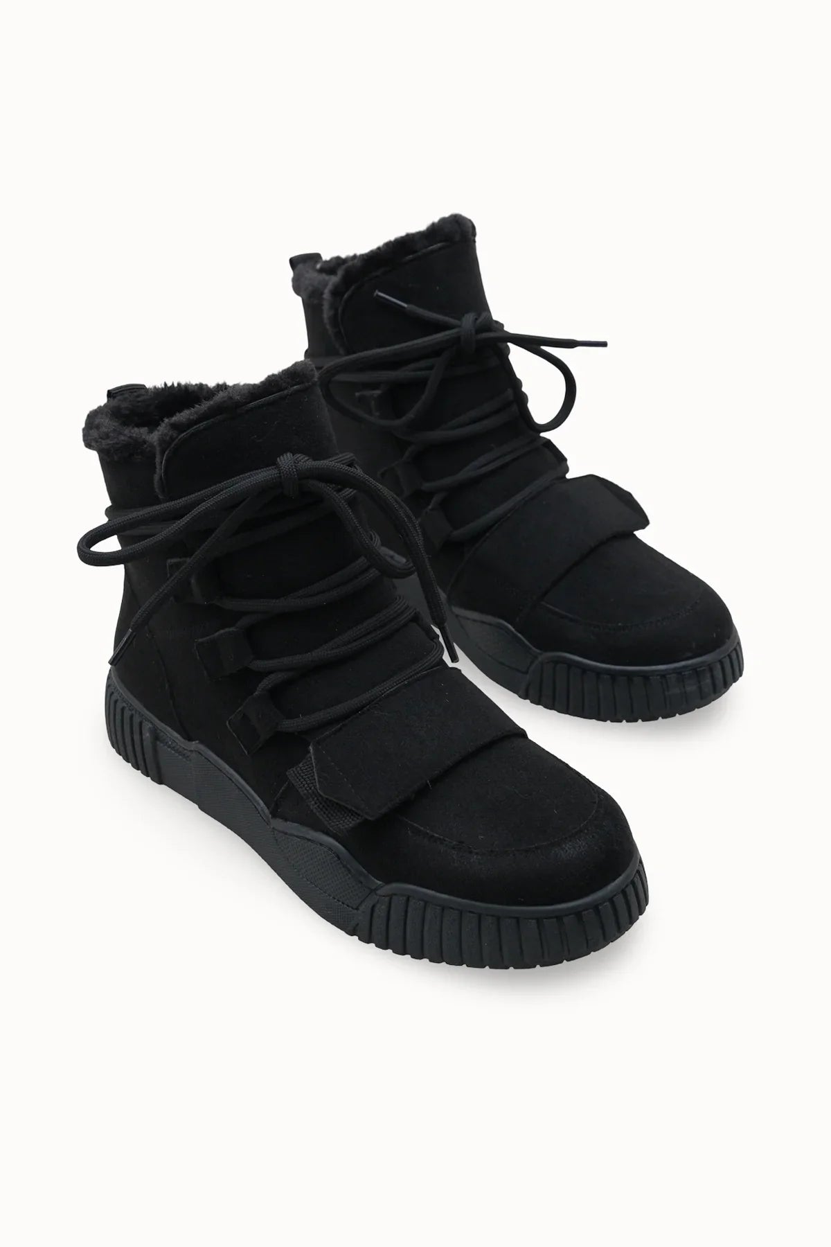 Riccon Loventino Pyriseth Kadın İçi Kürklü Sneaker Bot 0012711 Siyah Süet, şıklığı ve konforu bir arada sunan lüks tasarım.