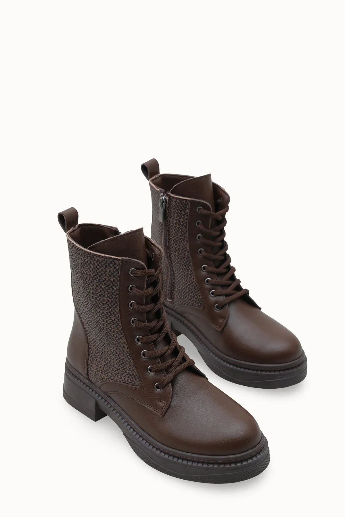 Loventino Elyenrina Kadın Postal Bot 0012703 Kahverengi, lüks tasarımlı kahverengi kadın botu, şıklığı ve konforu bir arada sunuyor.