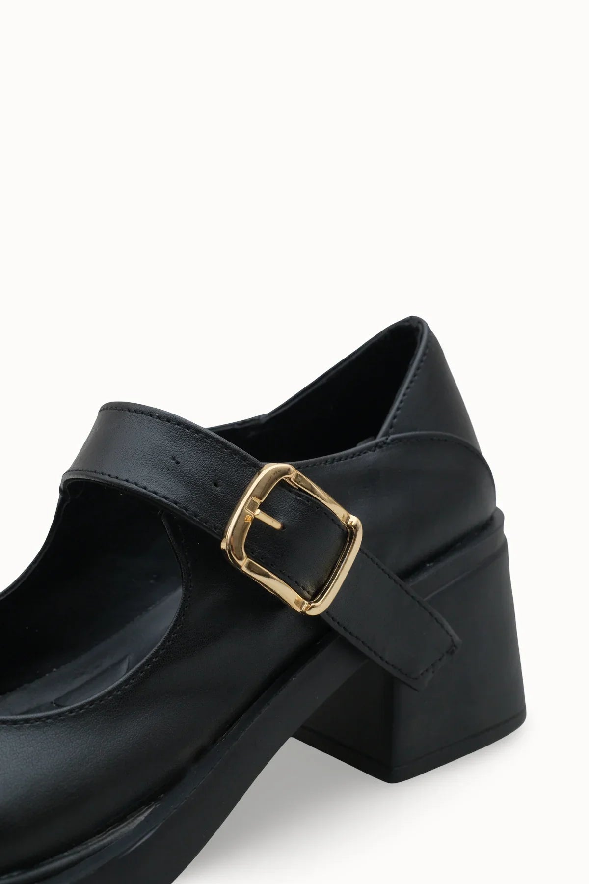 Loventino Kadın Loafer 00120201 Siyah - Şık ve lüks tasarıma sahip, zarif kadın loafer ayakkabı.