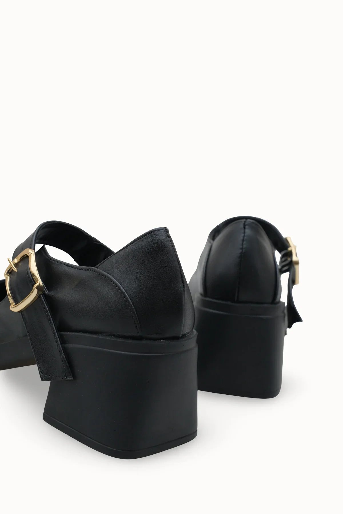 Loventino Kadın Loafer 00120201 Siyah - Kaliteli malzemelerle üretilmiş, stil sahibi kadınların tercih ettiği loafer model.