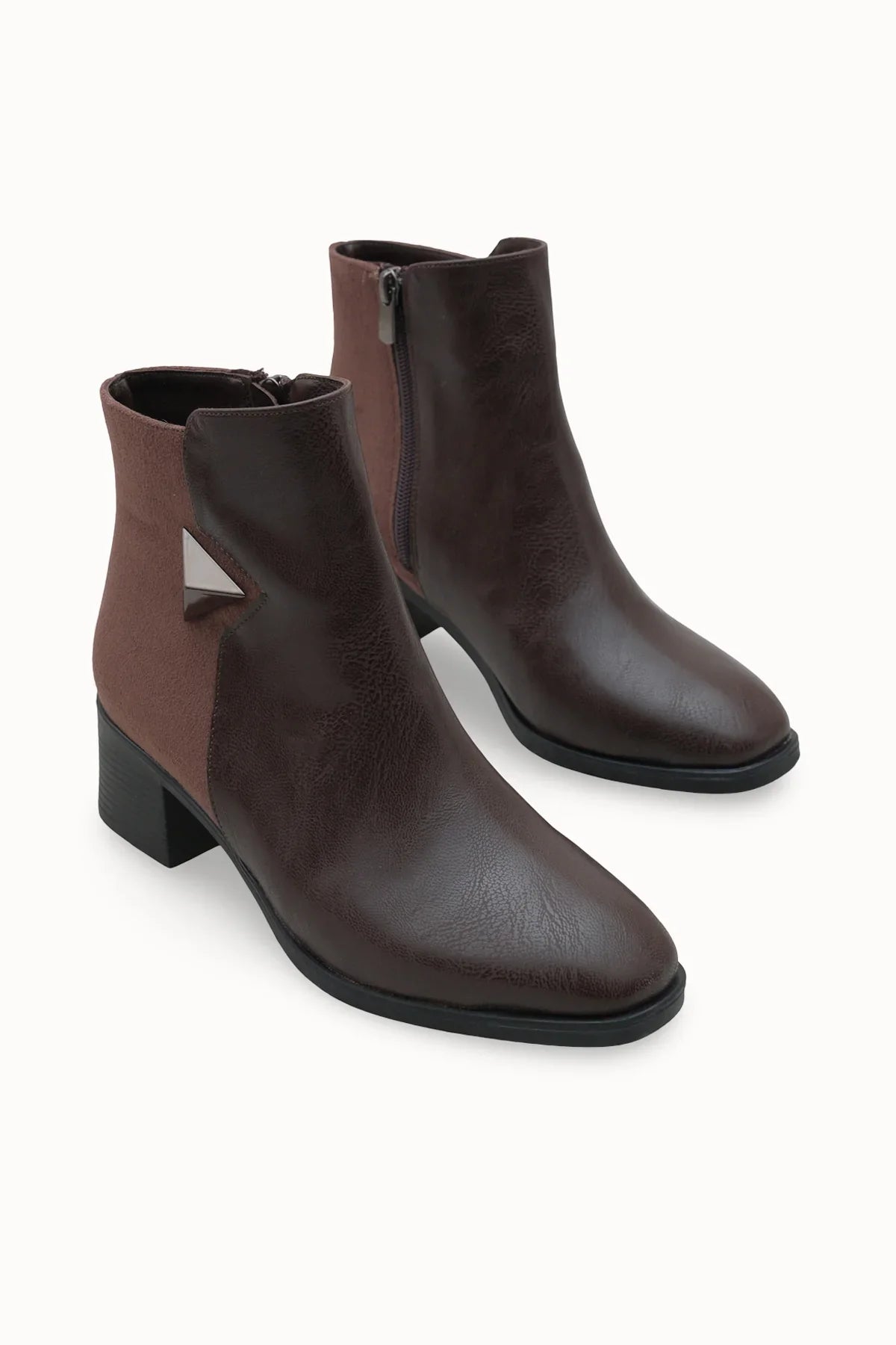 Loventino Xyrhicelle Kadın Bot 0012639 Kahverengi Cilt, şık tasarımıyla zarif bir görünüm sunuyor.