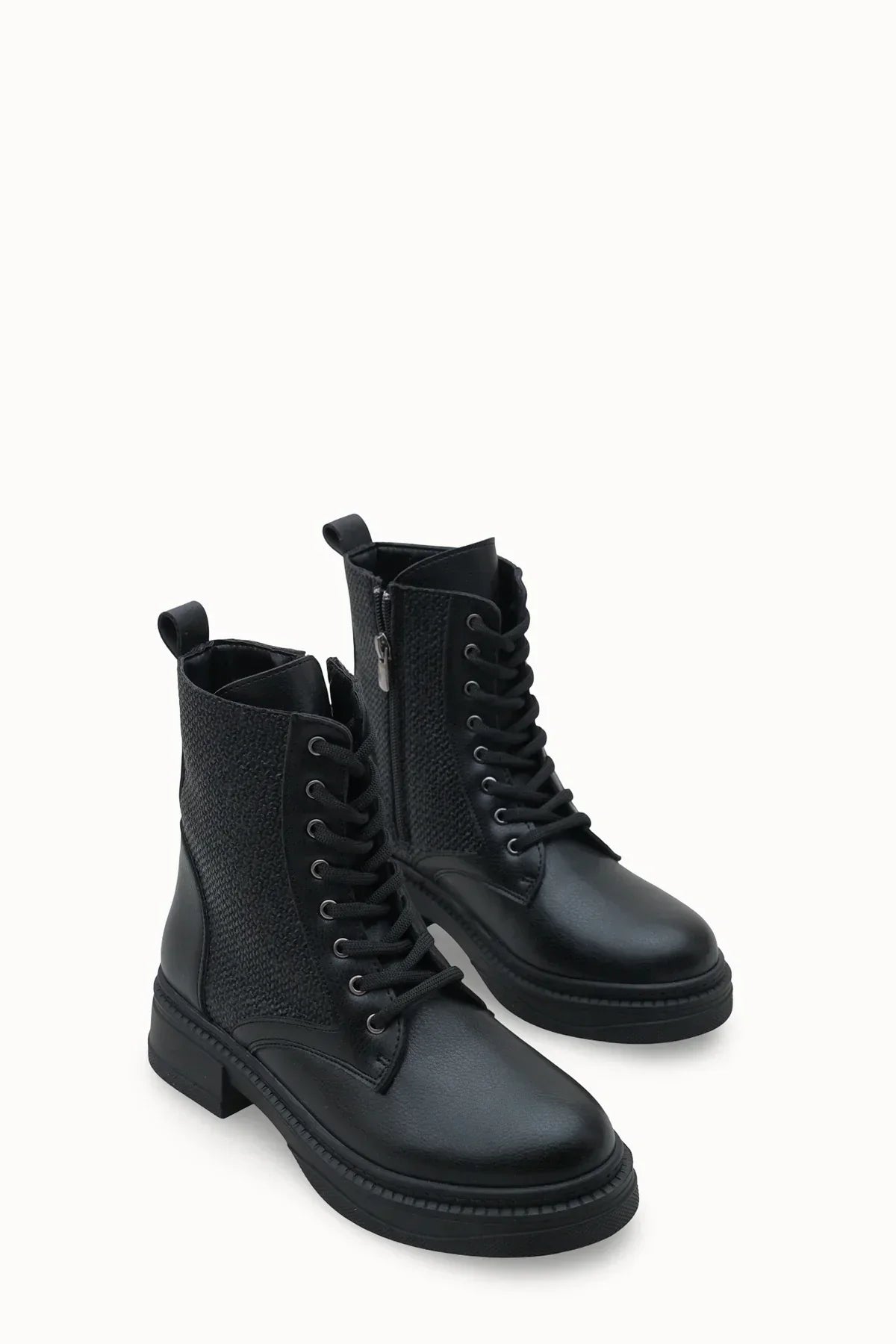 Loventino Elyenrina Kadın Postal Bot 0012703 Siyah, şık ve kaliteli tasarımıyla lüks bir görünüm sunan kadın bot.