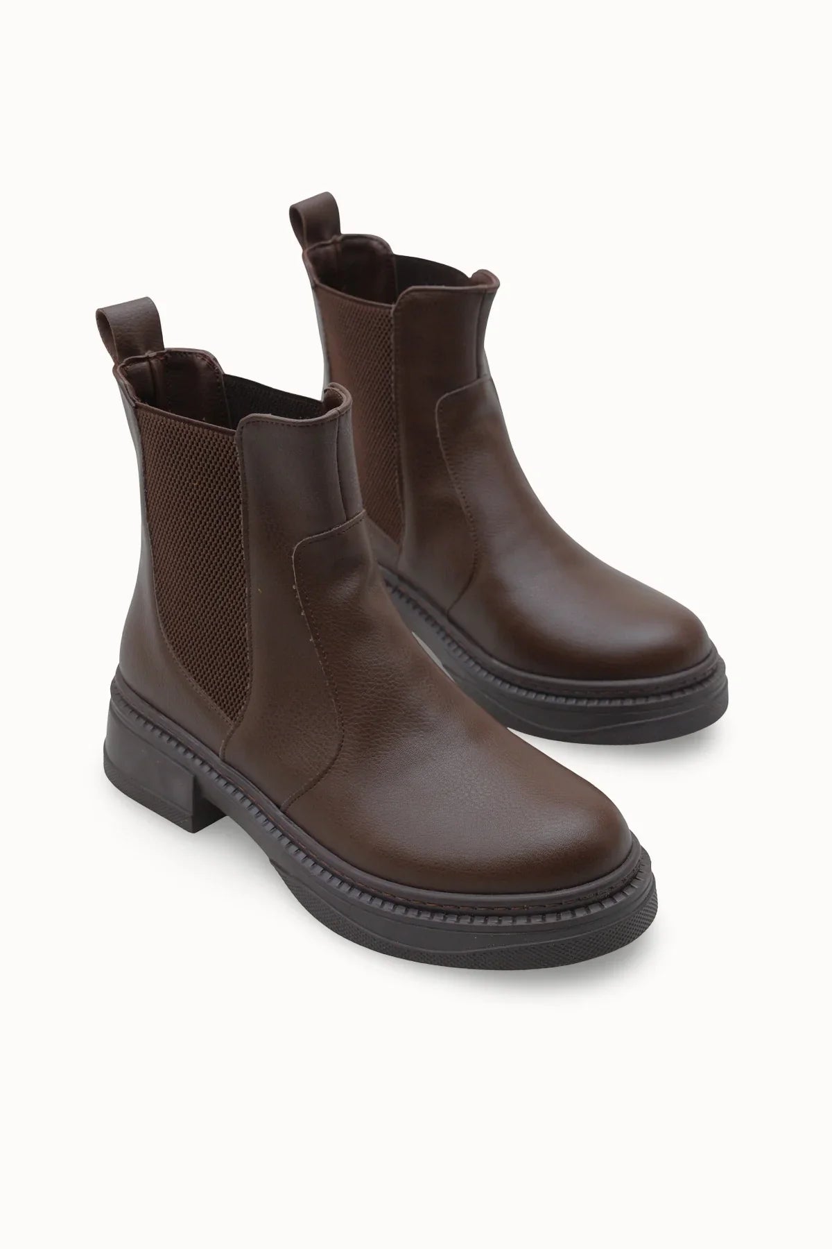 Riccon Loventino Gifnarra Kadın Chelsea Bot 0012700 Kahverengi, şık ve lüks tasarımıyla dikkat çeken bot.