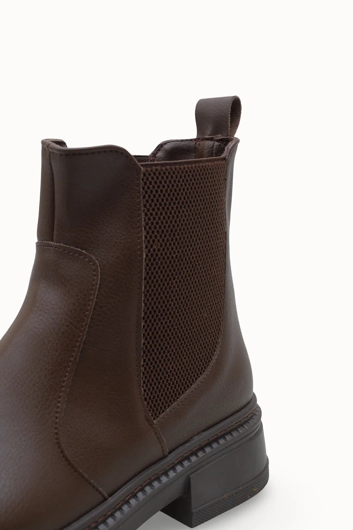 Riccon Loventino Gifnarra Kadın Chelsea Bot 0012700 Kahverengi, zarif detayları ve kaliteli malzeme ile mükemmel bir stil sunuyor.