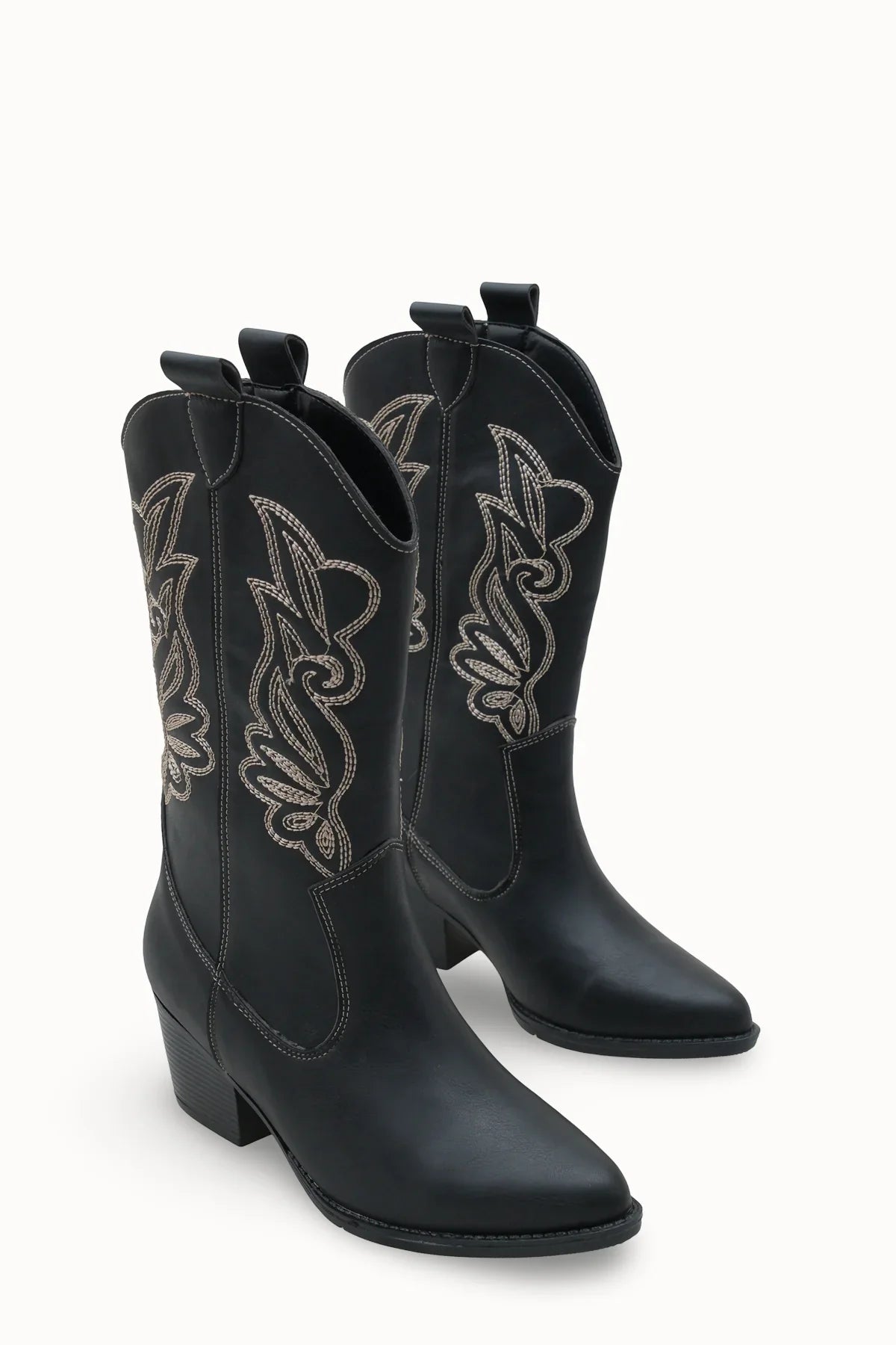 Riccon Loventino Qiraveth Kadın Western Kısa Çizme 001250061 Siyah Cilt zarif tasarımı ile dikkat çekiyor.