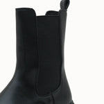 Loventino Vennalue Kadın Chealsea Bot 0012702 Siyah, şık ve zarif tasarımıyla dikkat çeken lüks bir ayakkabı.