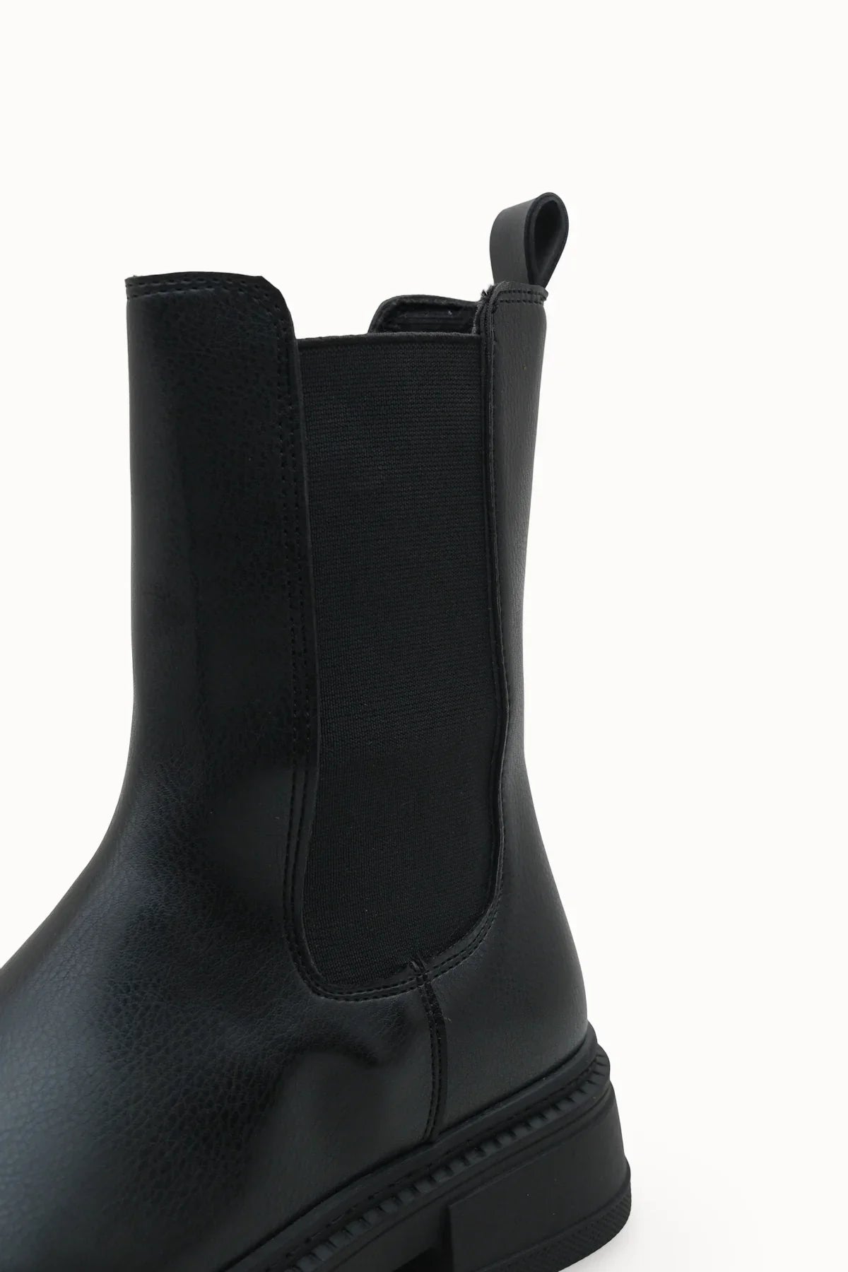 Loventino Vennalue Kadın Chealsea Bot 0012702 Siyah, şık ve zarif tasarımıyla dikkat çeken lüks bir ayakkabı.