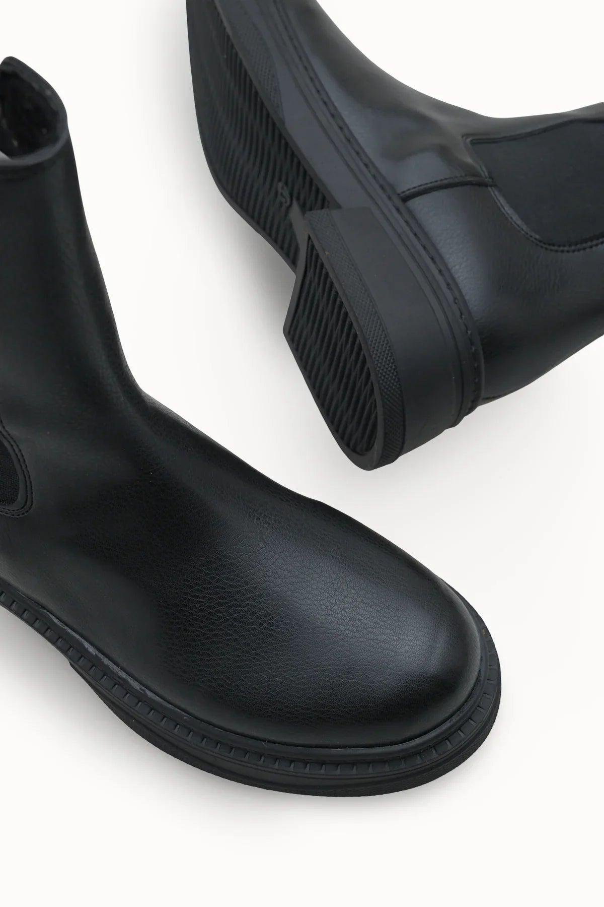 Detaylı görünümü ile Loventino Vennalue Kadın Chealsea Bot 0012702 Siyah, stilinizi tamamlayacak mükemmel bir seçenek.