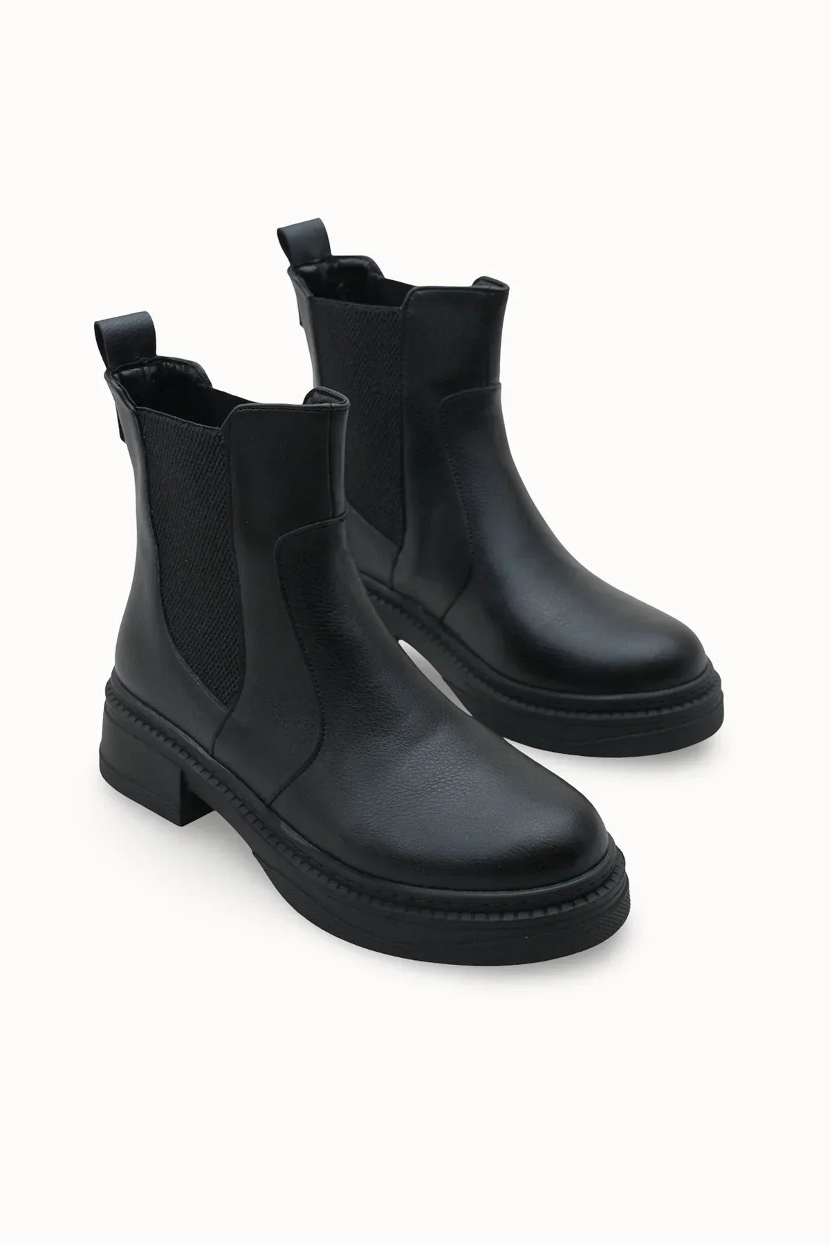 Riccon Loventino Gifnarra Kadın Chealsea Bot 0012700 Siyah - Şık ve lüks tasarımıyla modern kadınlar için ideal ayakkabı.