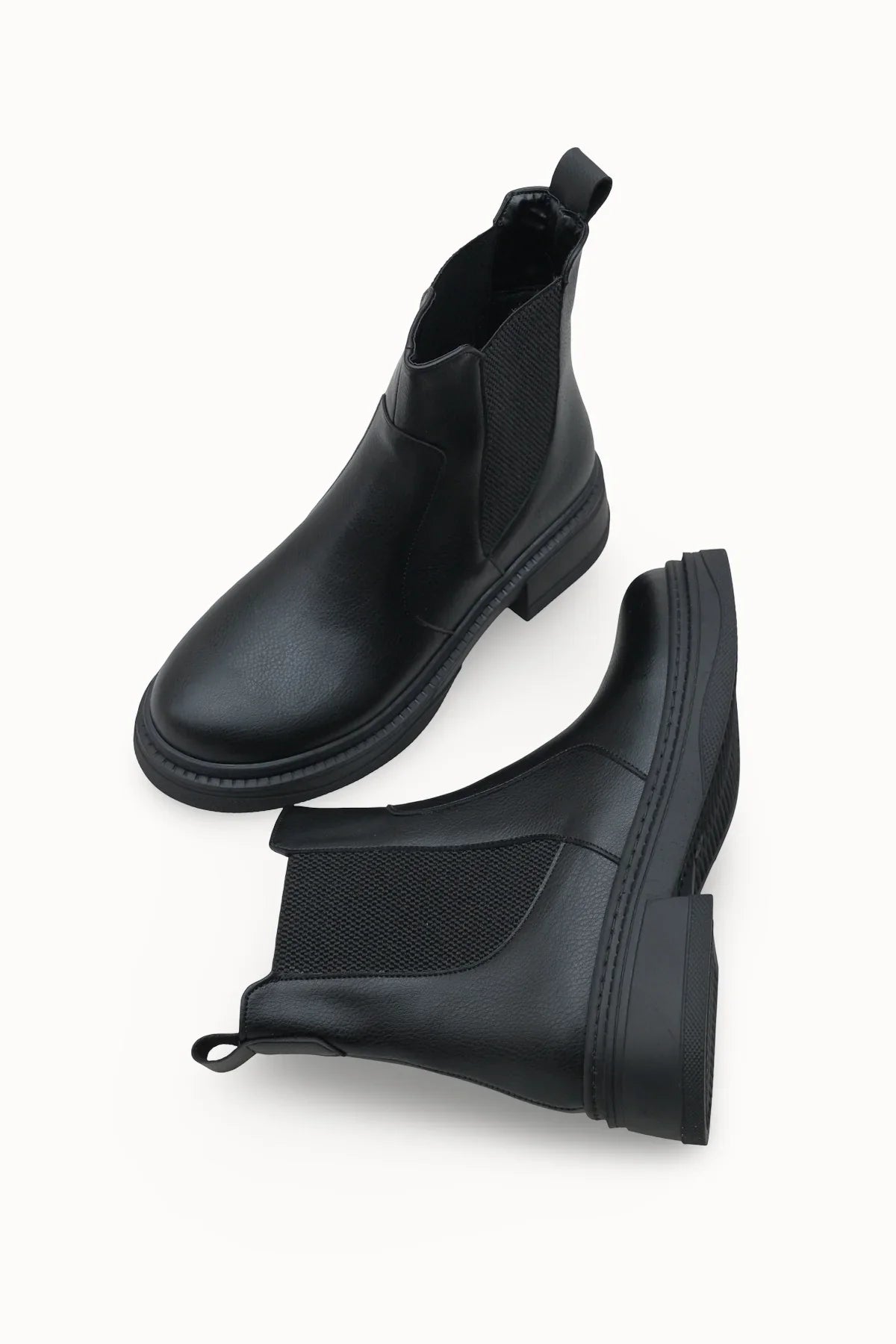 Modern tasarımıyla dikkat çeken Loventino Gifnarra Kadın Chelsea Bot 0012700 Siyah, stil sahibi kadınlar için ideal bir seçim.