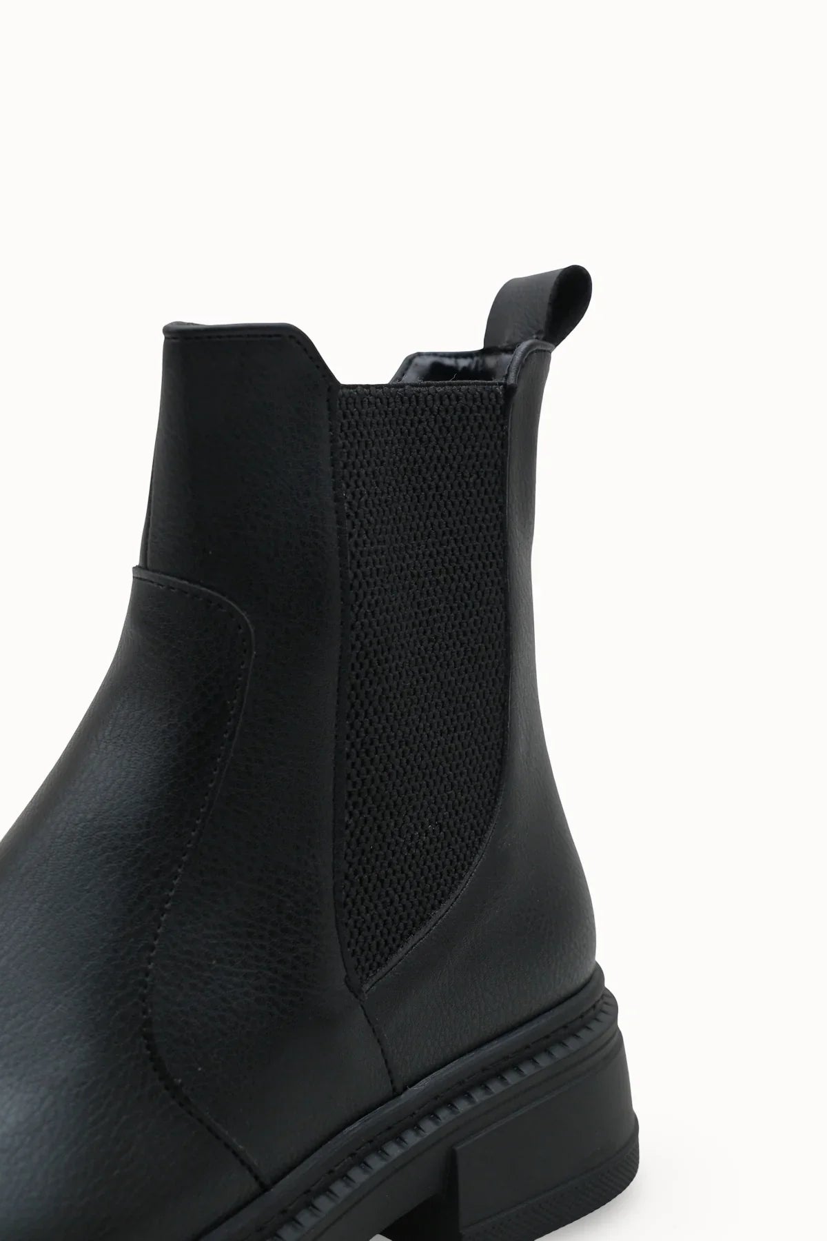 Riccon Loventino Gifnarra Kadın Chealsea Bot 0012700 Siyah - Zarif detayları ve kaliteli malzemesiyle şıklığı ön planda tutan bot.