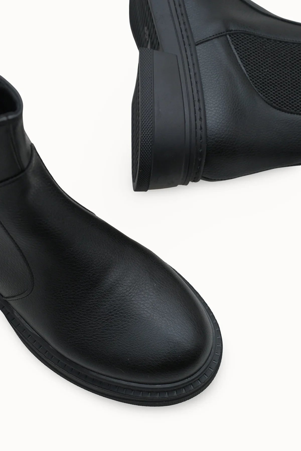 Lüks Loventino Gifnarra Kadın Chelsea Bot 0012700 Siyah, yüksek kaliteli deri ve zarif tasarımı ile dikkat çekiyor.