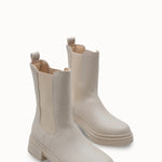 Riccon Loventino Vennalue Kadın Chelsea Bot 0012702 Ten, lüks tasarım ve yüksek kaliteli malzemelerle şıklığı tamamlayan göz alıcı bir ayakkabı.