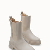 Riccon Loventino Vennalue Kadın Chelsea Bot 0012702 Ten, lüks tasarım ve yüksek kaliteli malzemelerle şıklığı tamamlayan göz alıcı bir ayakkabı.