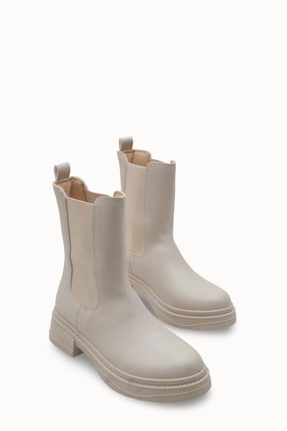 Riccon Loventino Vennalue Kadın Chelsea Bot 0012702 Ten, lüks tasarım ve yüksek kaliteli malzemelerle şıklığı tamamlayan göz alıcı bir ayakkabı.