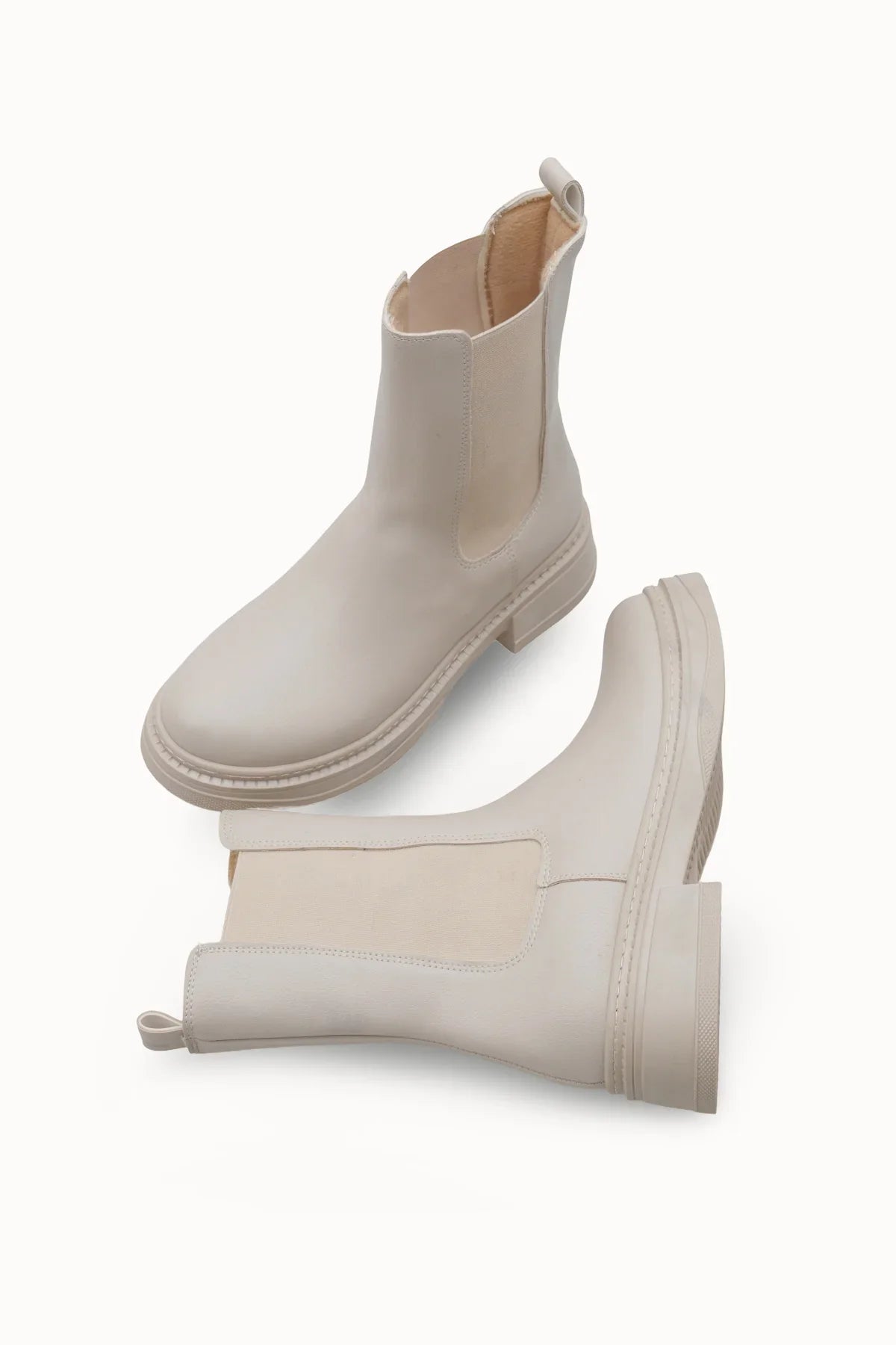 Riccon Loventino Vennalue Kadın Chelsea Bot 0012702 Ten, zarif detayları ve konforlu yapısıyla her kıyafeti şık bir şekilde tamamlayan özel bir tasarım.