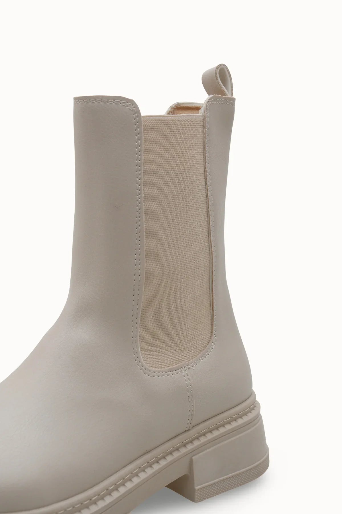 Loventino Vennalue Kadın Chelsea Bot 0012702 Ten – lüks kadın ayakkabı tasarımı, şıklığı ve zarafeti bir araya getiriyor.