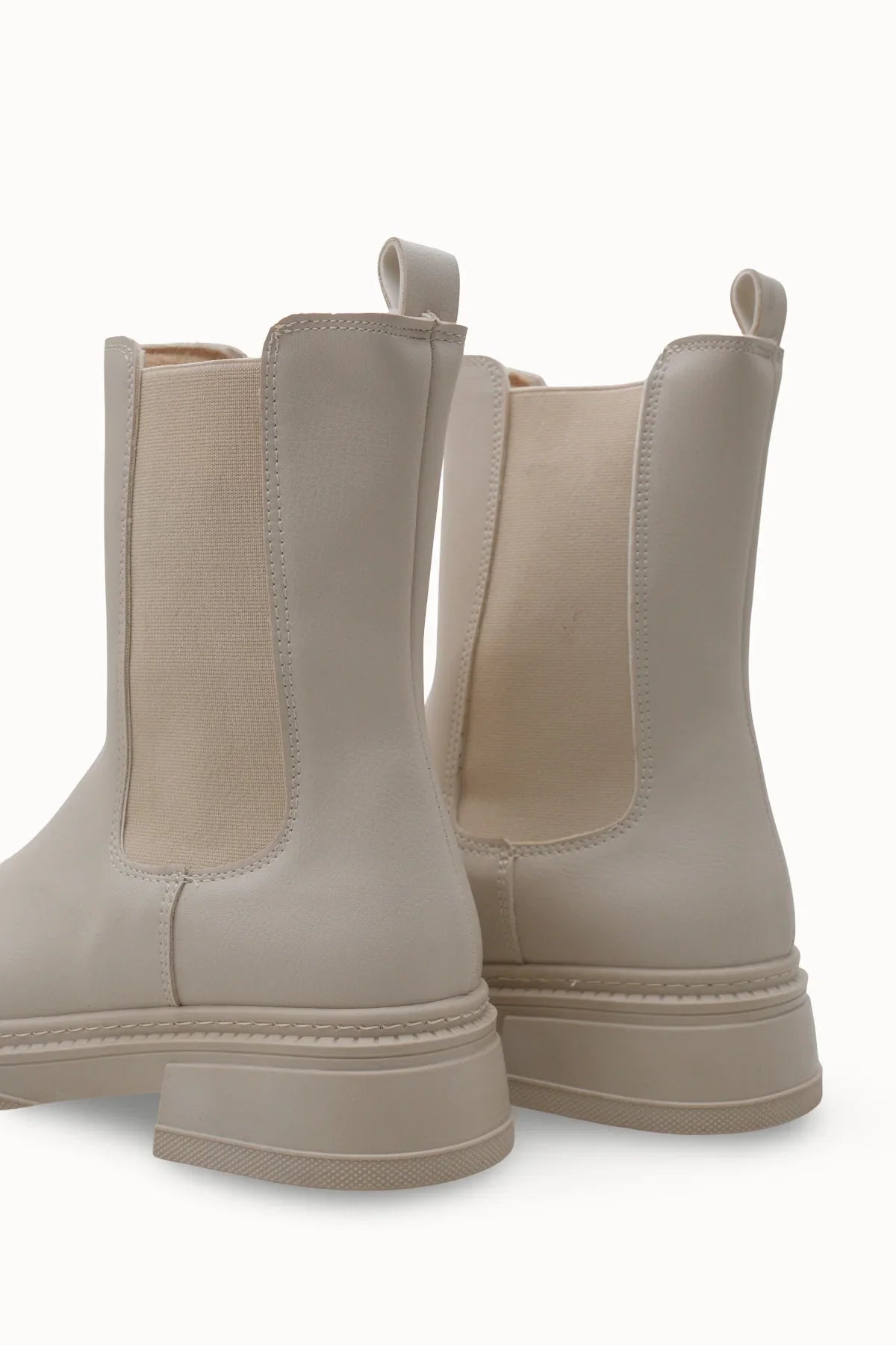 Loventino Vennalue Kadın Chelsea Bot 0012702 Ten – ateş kırmızısı renkte, modern çizgileri ve kaliteli derisi ile göz alıcı kadın botu.