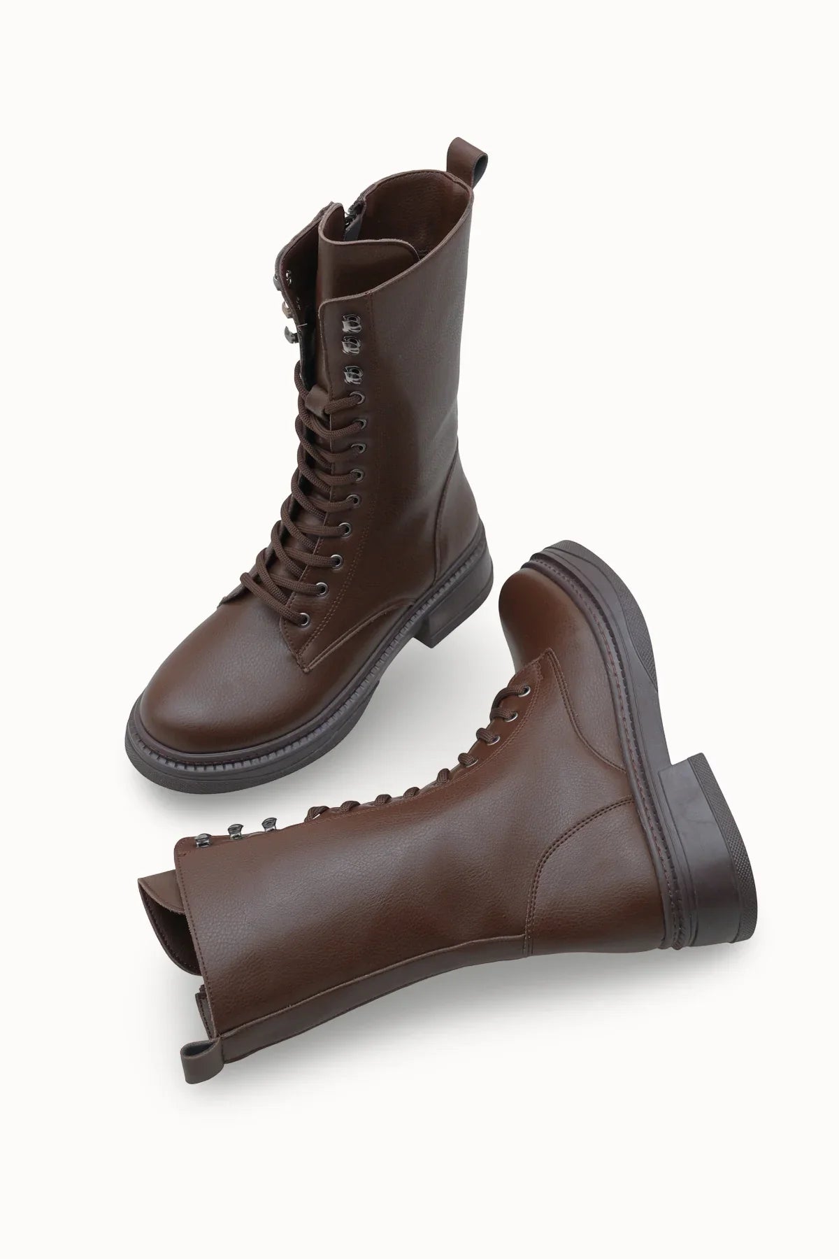 Detaylı görünümde Loventino Marlyrra Kadın Bağcıklı Kısa Çizme 0012707 Kahverengi, premium malzeme kalitesiyle stil sahibi kadınlar için ideal.