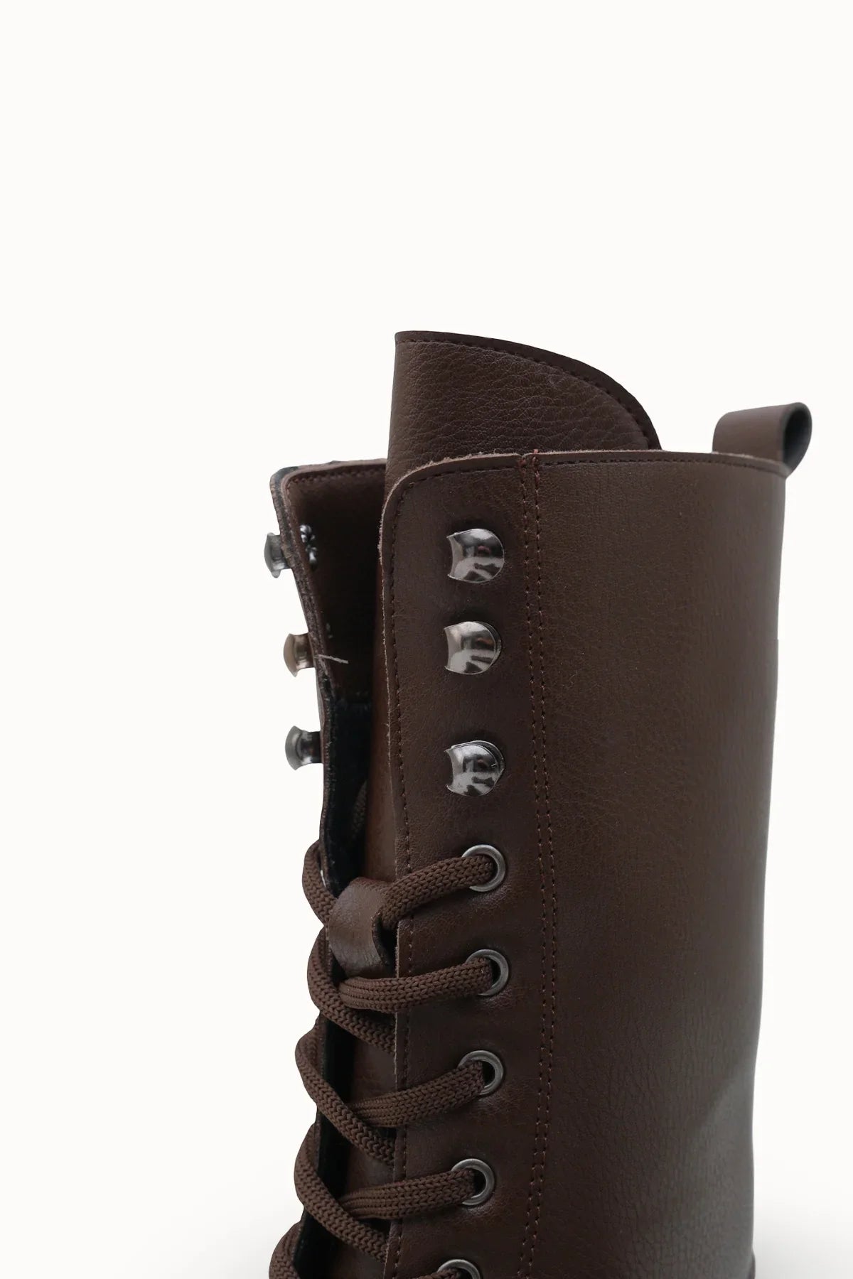 Loventino Marlyrra Kadın Bağcıklı Kısa Çizme 0012707 Kahverengi zarif tasarımıyla şıklığı yansıtır.