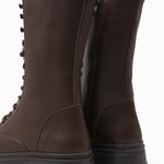 Siyah arka planda Loventino Marlyrra Kadın Bağcıklı Kısa Çizme 0012707 Kahverengi, premium kalitesiyle dikkat çekiyor.