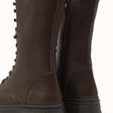 Siyah arka planda Loventino Marlyrra Kadın Bağcıklı Kısa Çizme 0012707 Kahverengi, premium kalitesiyle dikkat çekiyor.