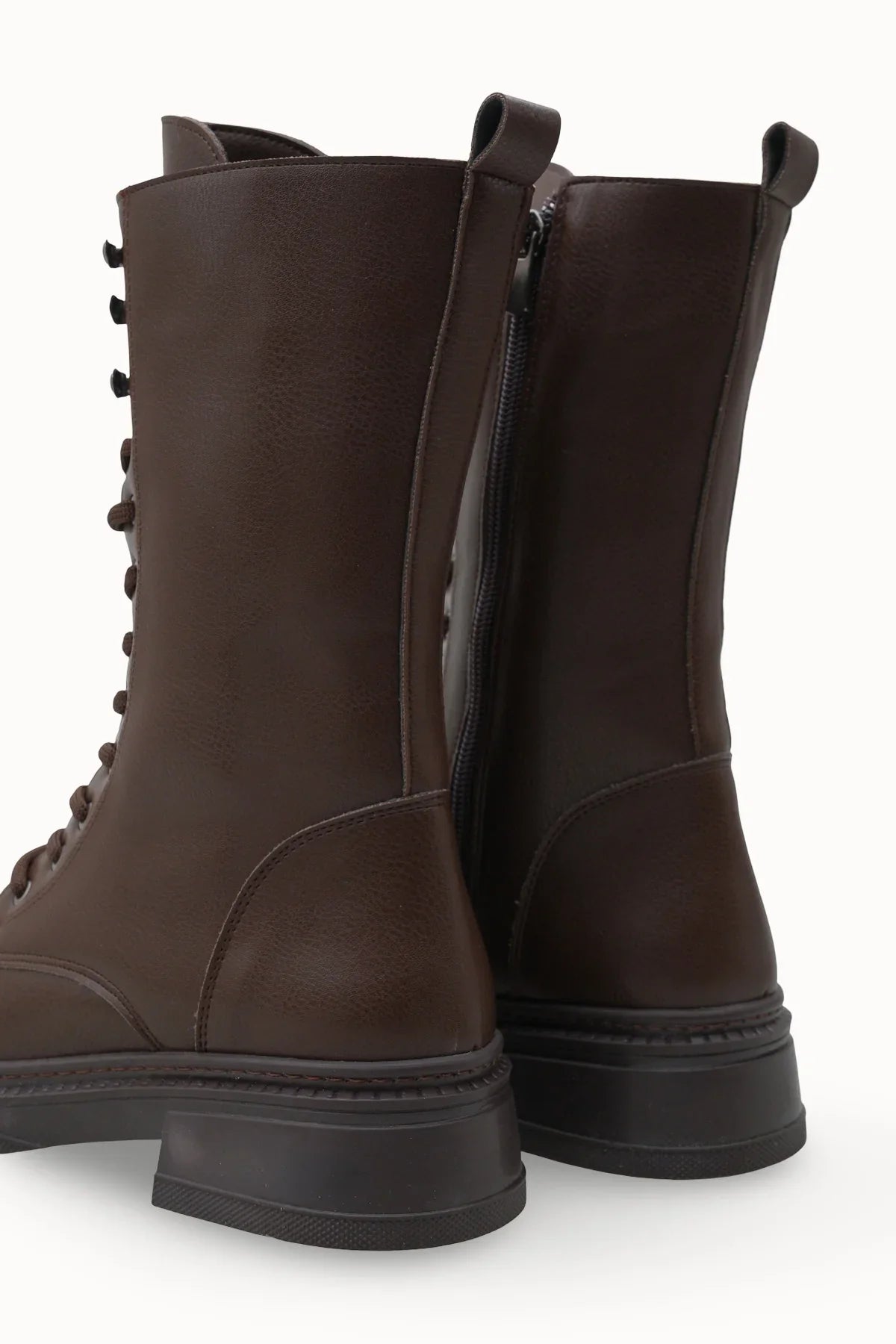 Siyah arka planda Loventino Marlyrra Kadın Bağcıklı Kısa Çizme 0012707 Kahverengi, premium kalitesiyle dikkat çekiyor.