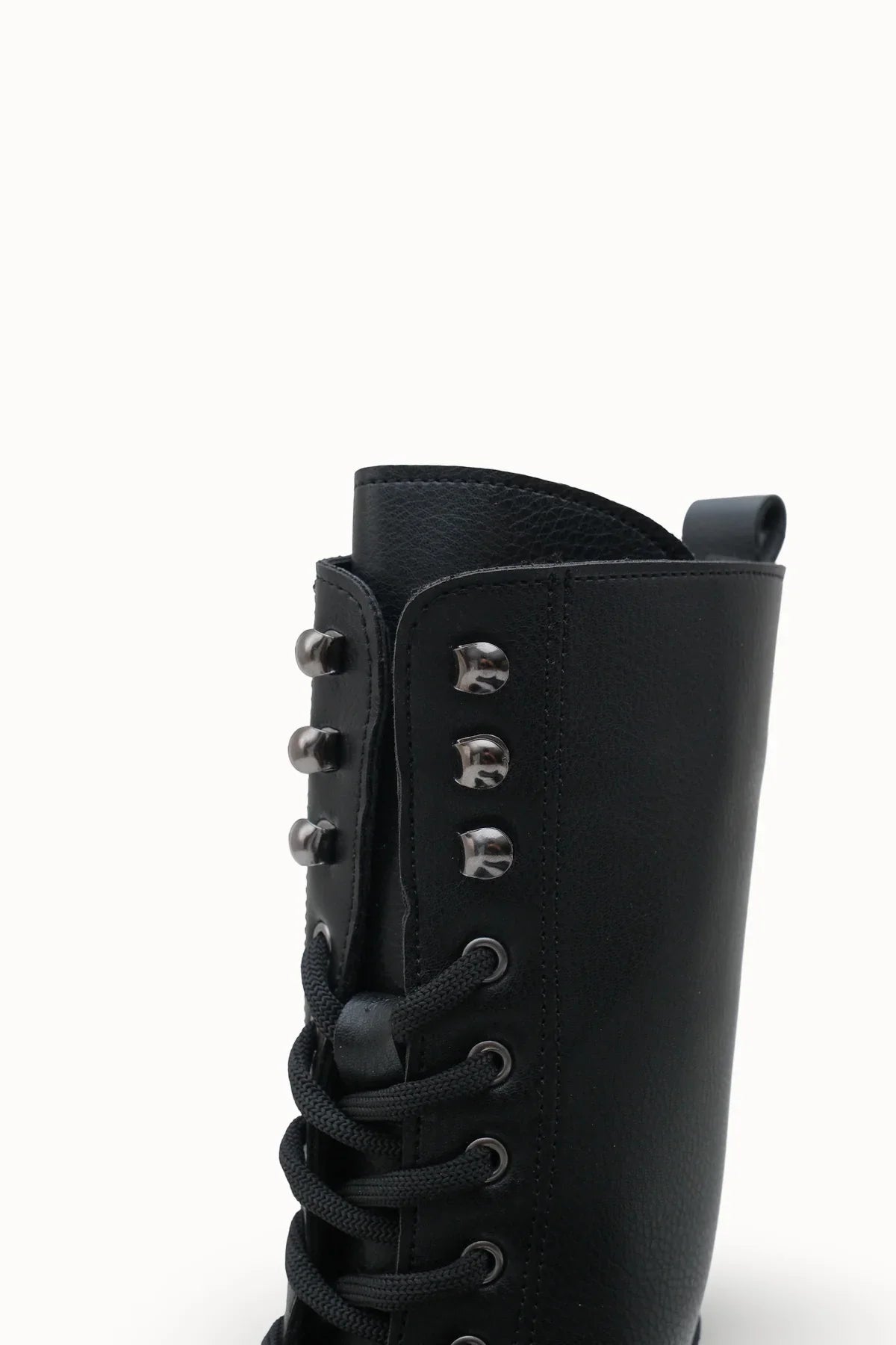 Riccon Loventino Marlyrra Kadın Bağcıklı Kısa Çizme 0012707 Siyah, ince detayları ve kaliteli malzemesiyle konfor ve şıklığı bir arada sunar.