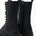 Riccon Loventino Marlyrra Kadın Bağcıklı Kısa Çizme 0012707 Siyah, zarif yapısı ve modern tasarımıyla her stilin tamamlayıcısıdır.