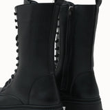 Riccon Loventino Marlyrra Kadın Bağcıklı Kısa Çizme 0012707 Siyah, zarif yapısı ve modern tasarımıyla her stilin tamamlayıcısıdır.