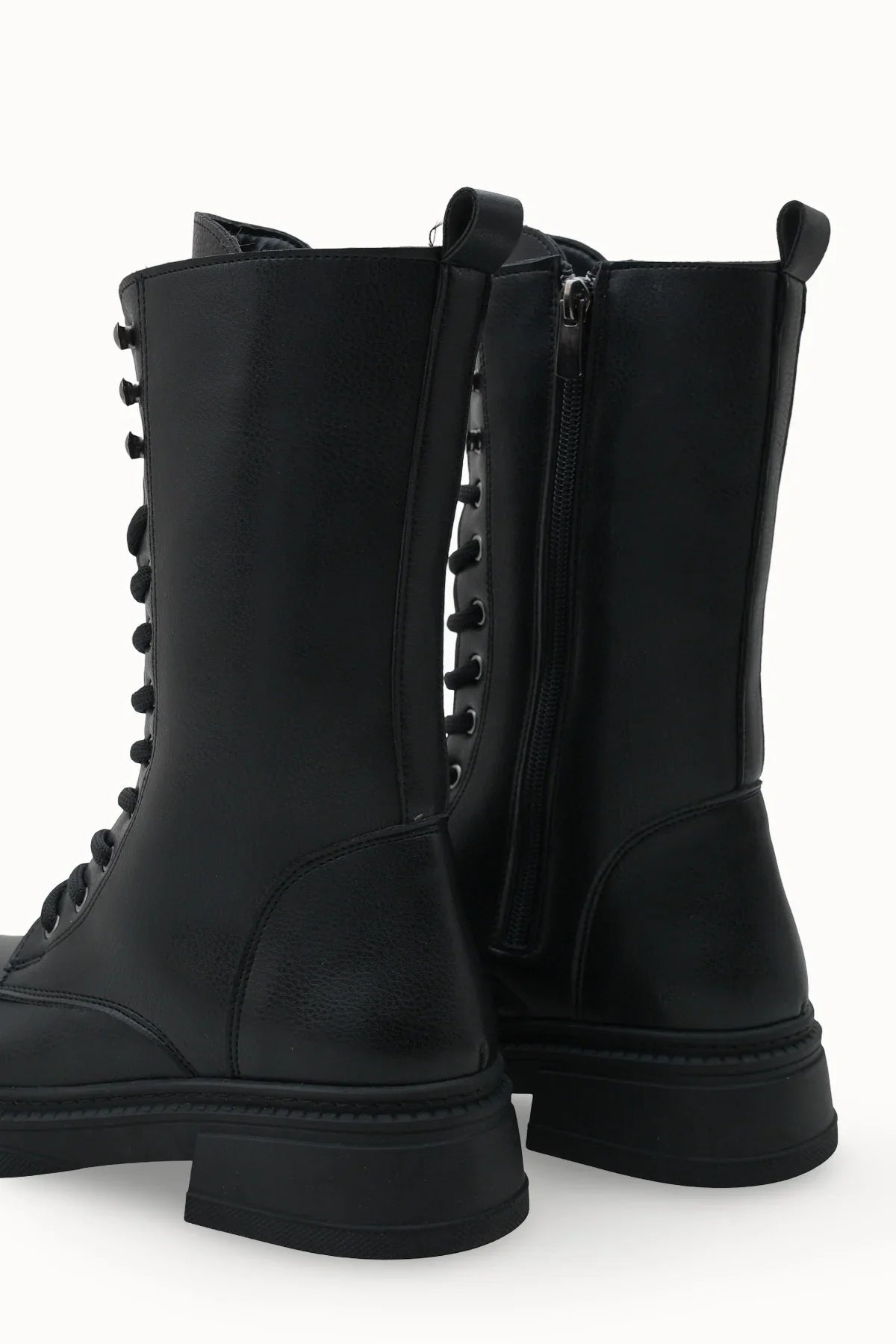 Riccon Loventino Marlyrra Kadın Bağcıklı Kısa Çizme 0012707 Siyah, zarif yapısı ve modern tasarımıyla her stilin tamamlayıcısıdır.