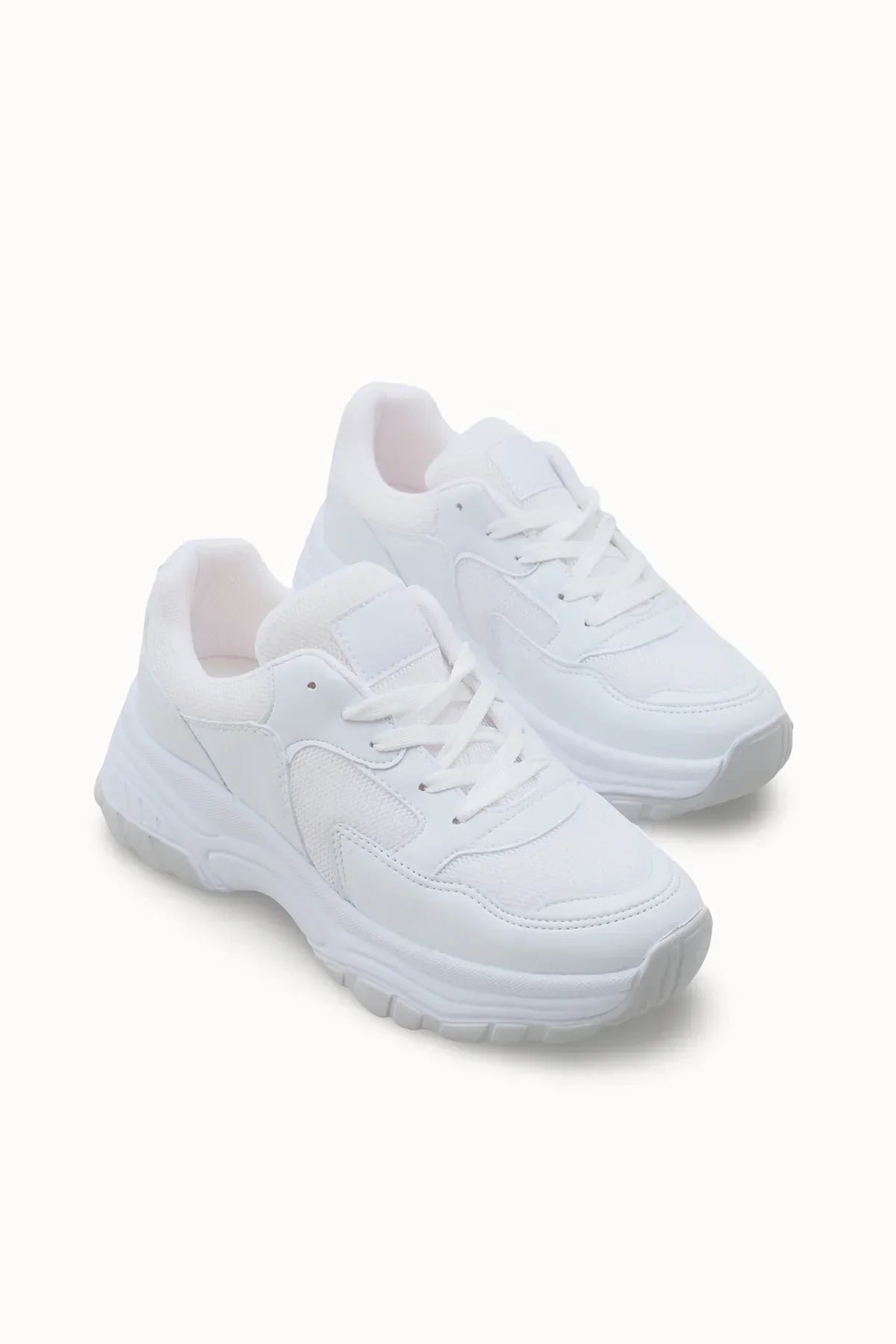 Riccon Loventino Kadın Sneaker 0012140 Beyaz, şık ve minimal tasarımıyla her kombine uyum sağlayan spor ayakkabıdır.