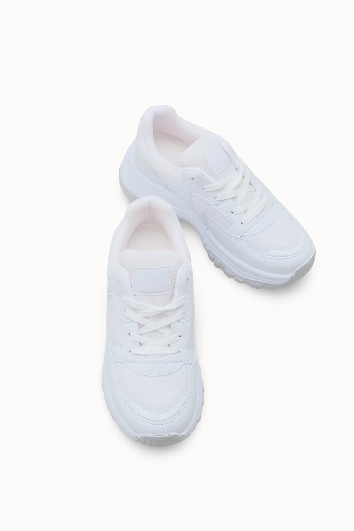 Riccon Loventino Kadın Sneaker 0012140 Beyaz, vegan deri malzemesiyle gün boyu rahatlık sunan lüks spor ayakkabıdır.