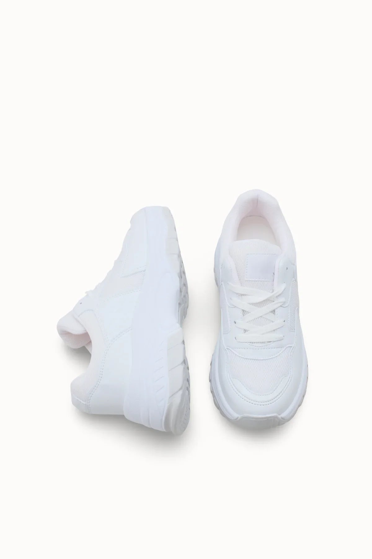 Riccon Loventino Kadın Sneaker 0012140 Beyaz, konforlu ortopedik iç tabanı ve zarif görünümü ile öne çıkan modern spor ayakkabıdır.