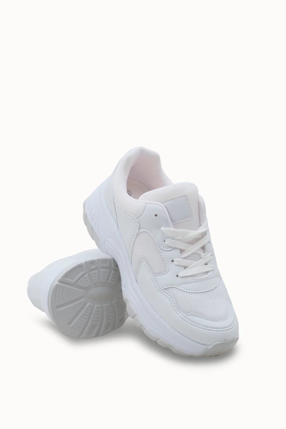 Riccon Loventino Kadın Sneaker 0012140 Beyaz, şık ve minimalist tasarımıyla ofis ve dış mekan kullanımı için ideal spor ayakkabı.