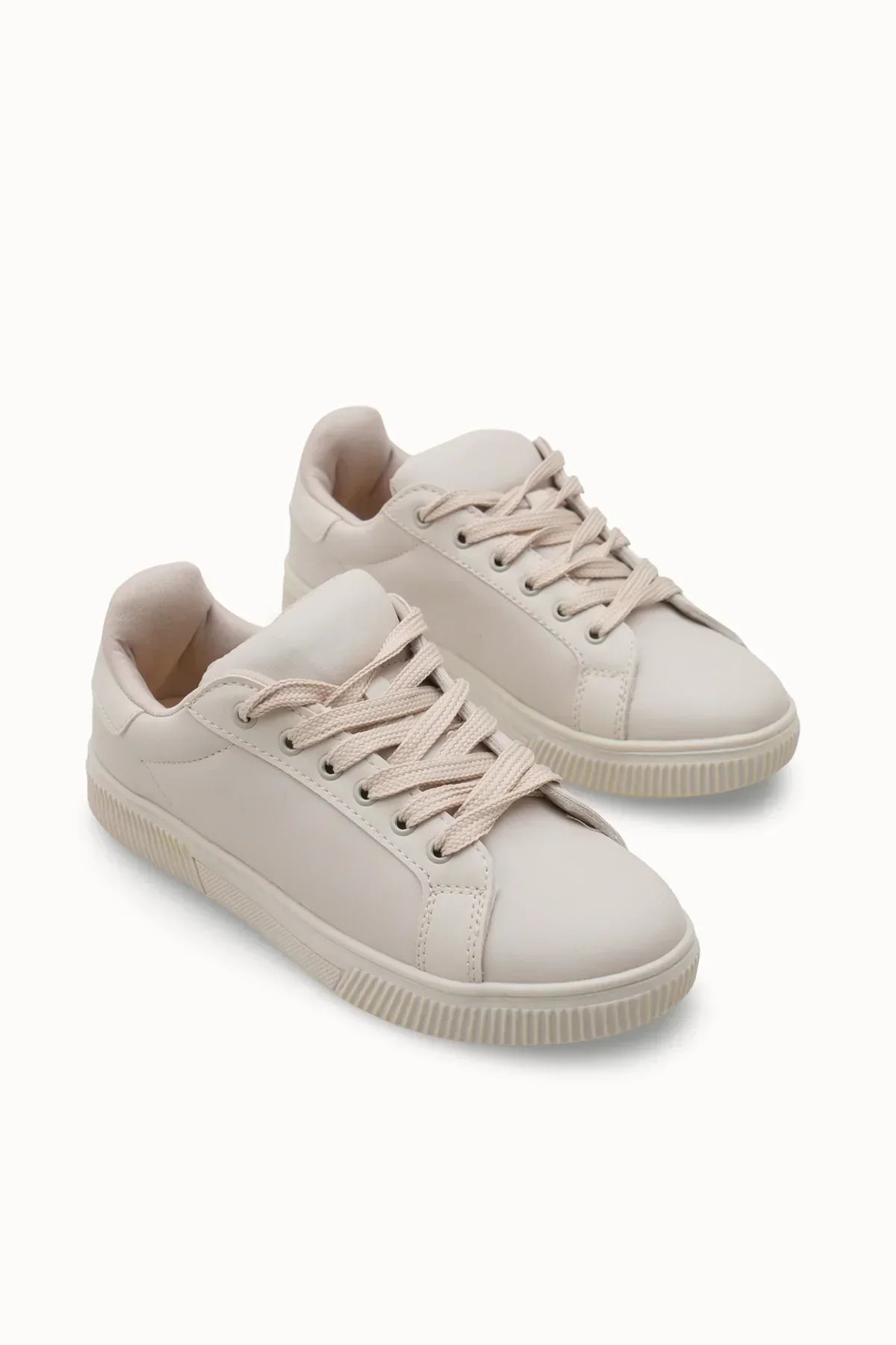 Loventino Meshronei Kadın Sneaker 0012601 Bej rengi ile şıklığı ve konforu bir arada sunuyor, lüks tasarımıyla her kadının koleksiyonunda yer almalı.