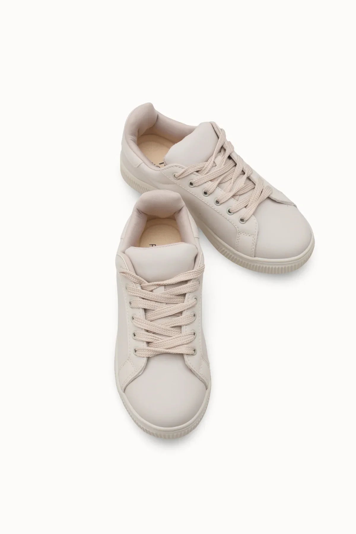 Rıcccon imzası taşıyan Loventino Meshronei Kadın Sneaker 0012601 Bej, zarif detaylarıyla göz alıcı bir şıklık sağlıyor.