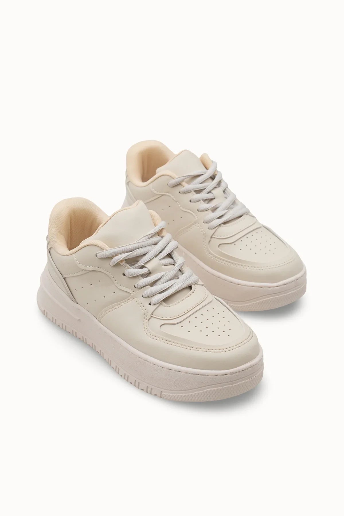 Riccon Loventino Kadın Sneaker 0012255 Bej, şık ve rahat spor ayakkabı, vegan deri, ortopedik iç taban, minimalist tasarım.