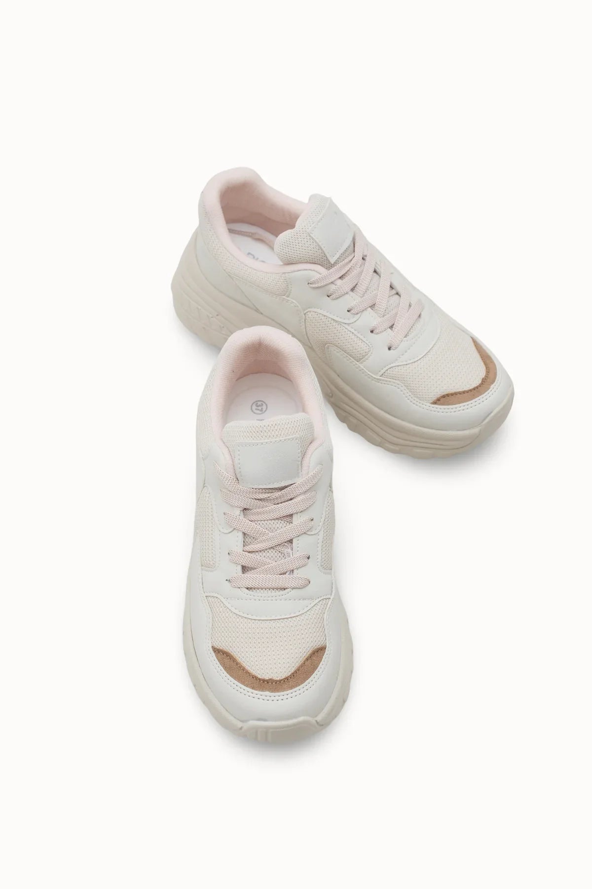 Loventino Kadın Sneaker 0012140 Bej Vizon, minimalist profili ile her teknoloji kombinine uyum sağlayan lüks spor ayakkabılar.