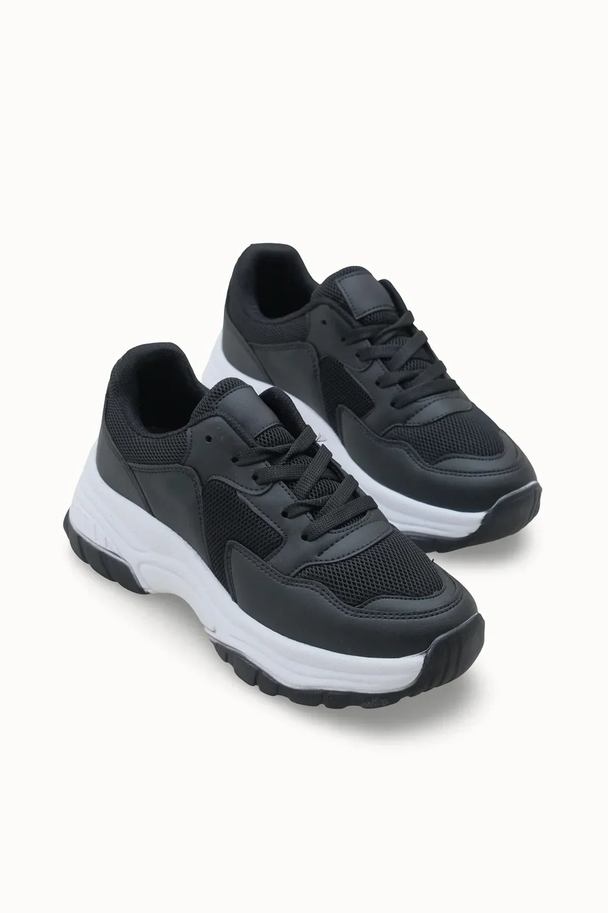 Riccon Loventino Kadın Sneaker 0012140 Siyah Beyaz, minimalist tasarımı ve vegan deri malzemesi ile şık bir spor ayakkabı.