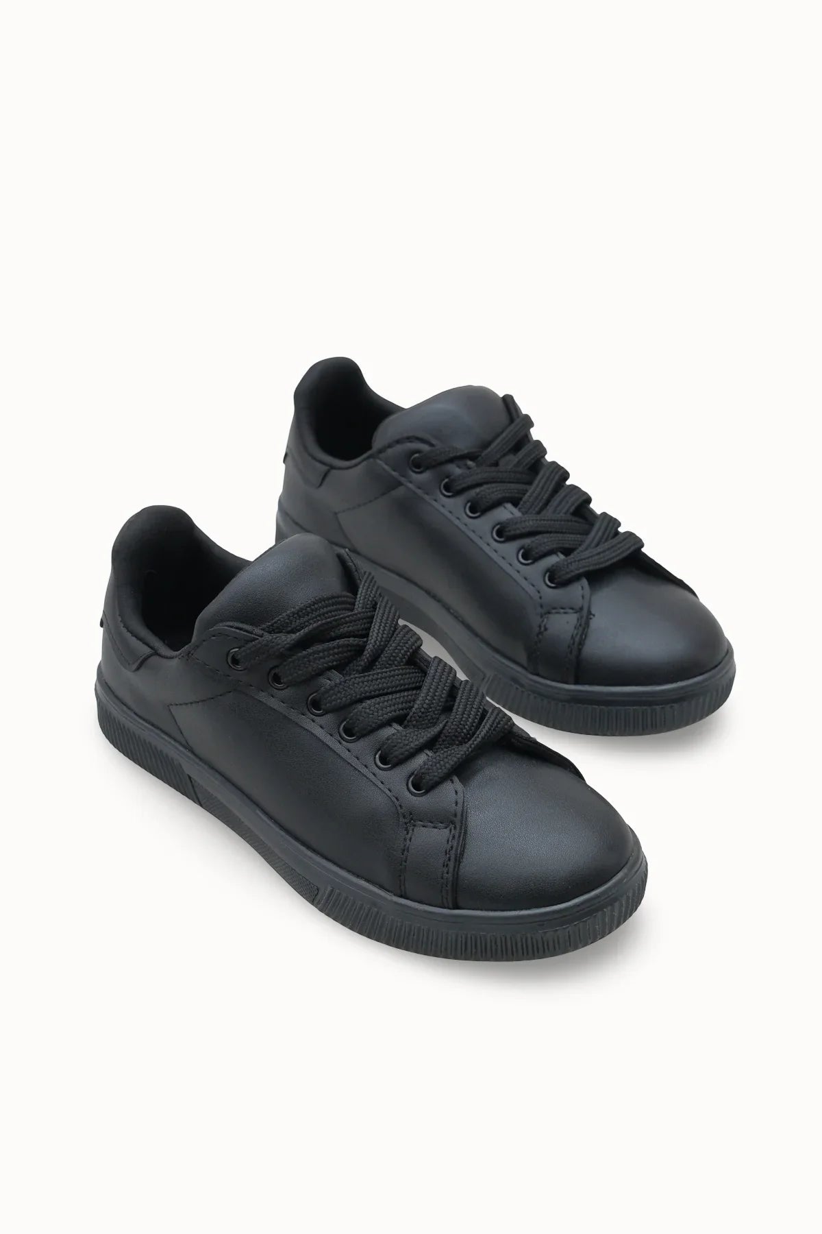 Riccon Loventino Meshronei Kadın Sneaker 0012601 Siyah, şık ve modern tasarımlı ayakkabı.