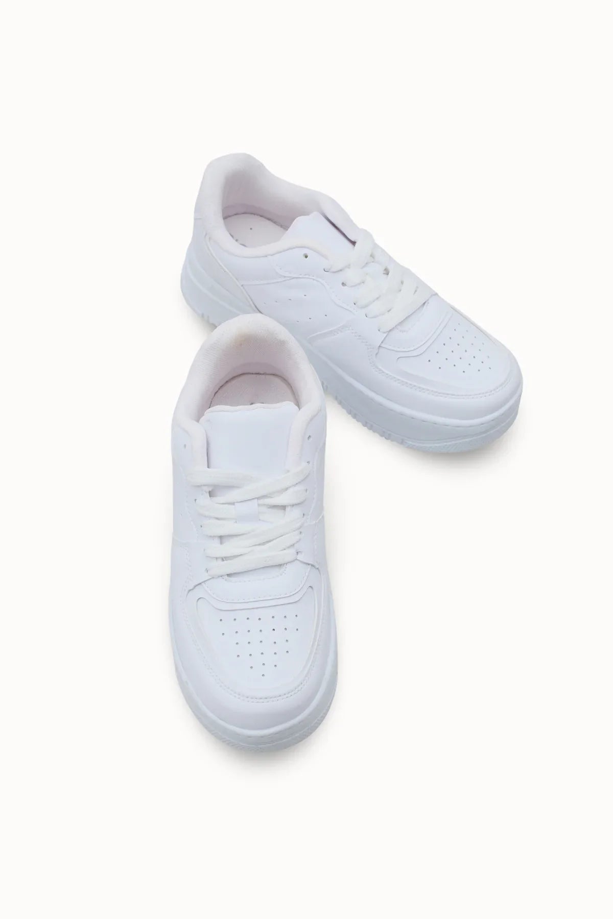 Loventino Kadın Sneaker 0012255 Beyaz Beyaz, vegan deri malzeme ile üretilmiş, ortopedik iç tabana sahip konforlu bir spor ayakkabı.