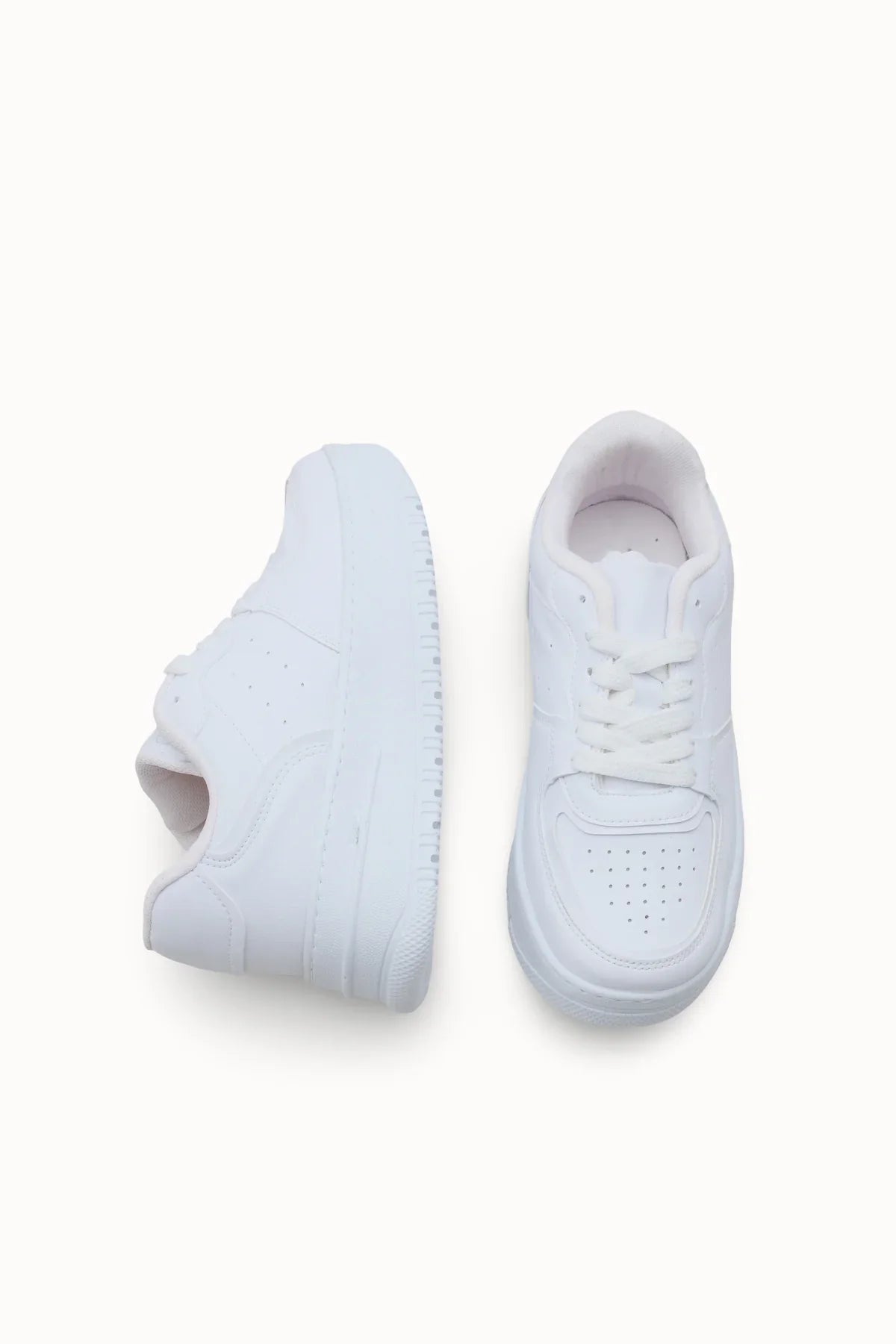 Loventino Kadın Sneaker 0012255 Beyaz Beyaz, gün boyunca rahatlık sunan ve şıklığıyla dikkat çeken bir spor ayakkabı.