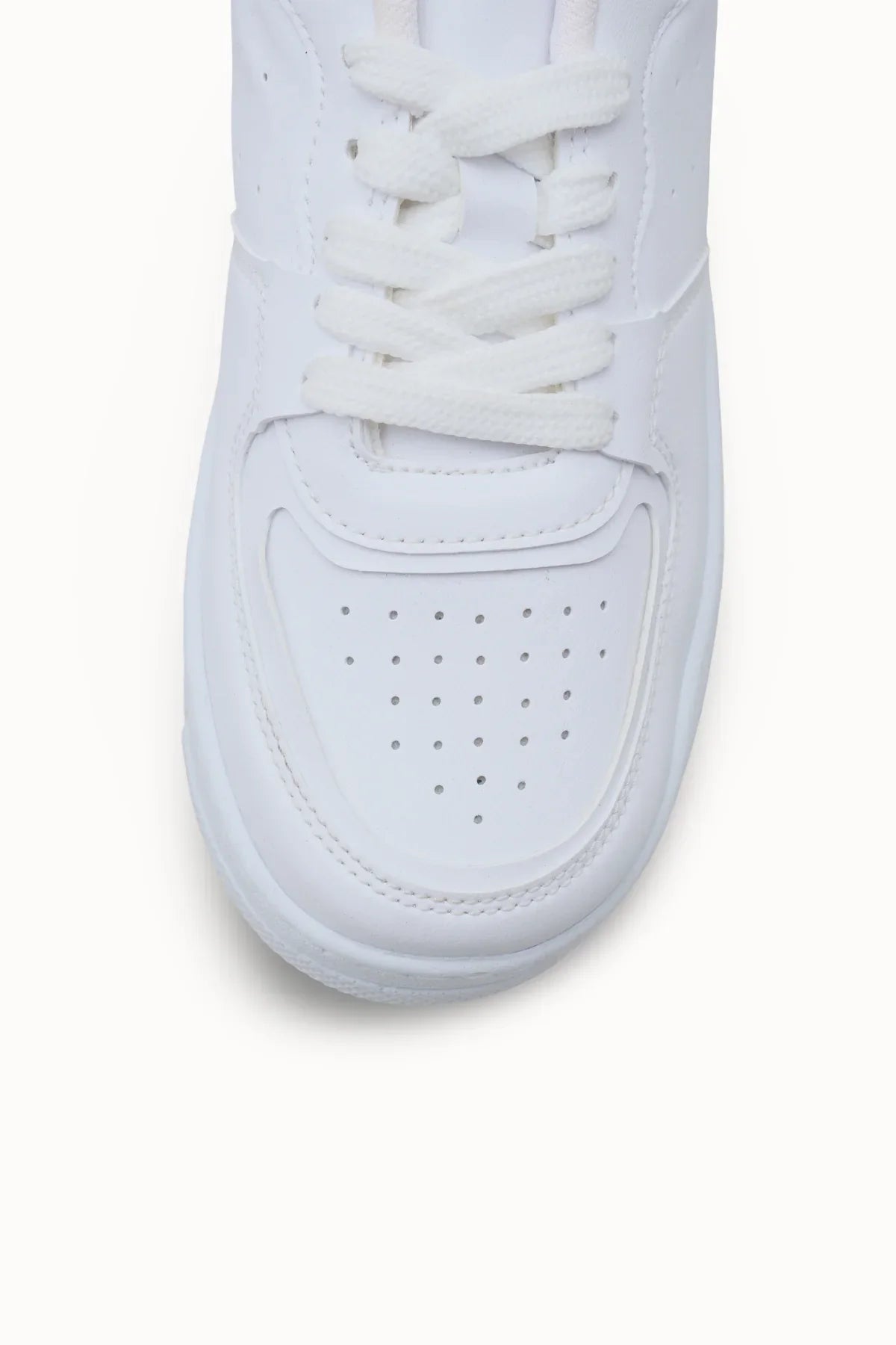 Riccon Loventino Kadın Sneaker 0012255 Beyaz Beyaz, zarif ve şık tasarımıyla öne çıkan, vegan deriden üretilmiş rahat spor ayakkabı.